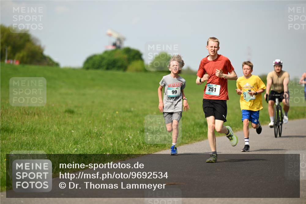 10.05.2026 - 8. Wedeler Halbmarathon Dr. Thomas Lammeyer http://msf.ph/oto/9692534 10.05.2026 11:15:55 Laufen 251 meine-sportfotos.de