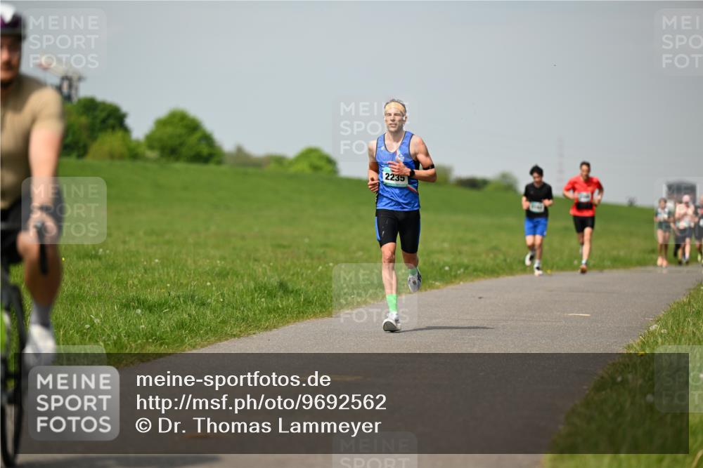 10.05.2026 - 8. Wedeler Halbmarathon Dr. Thomas Lammeyer http://msf.ph/oto/9692562 10.05.2026 11:16:00 Laufen 2235 meine-sportfotos.de