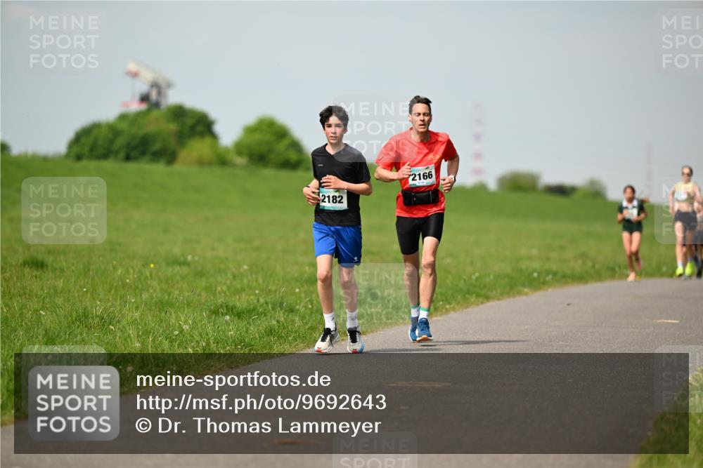 10.05.2026 - 8. Wedeler Halbmarathon Dr. Thomas Lammeyer http://msf.ph/oto/9692643 10.05.2026 11:16:09 Laufen 2182, 2166 meine-sportfotos.de