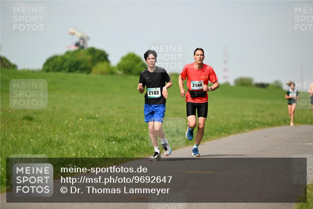 10.05.2026 - 8. Wedeler Halbmarathon Dr. Thomas Lammeyer http://msf.ph/oto/9692647 10.05.2026 11:16:09 Laufen 2182, 2166 meine-sportfotos.de