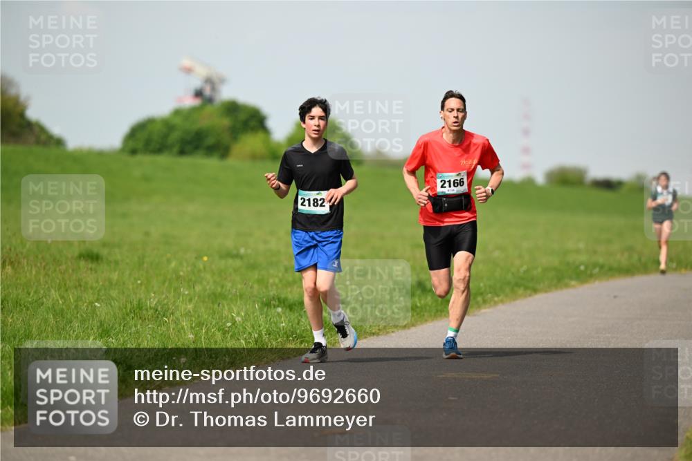10.05.2026 - 8. Wedeler Halbmarathon Dr. Thomas Lammeyer http://msf.ph/oto/9692660 10.05.2026 11:16:10 Laufen 2182, 2166 meine-sportfotos.de
