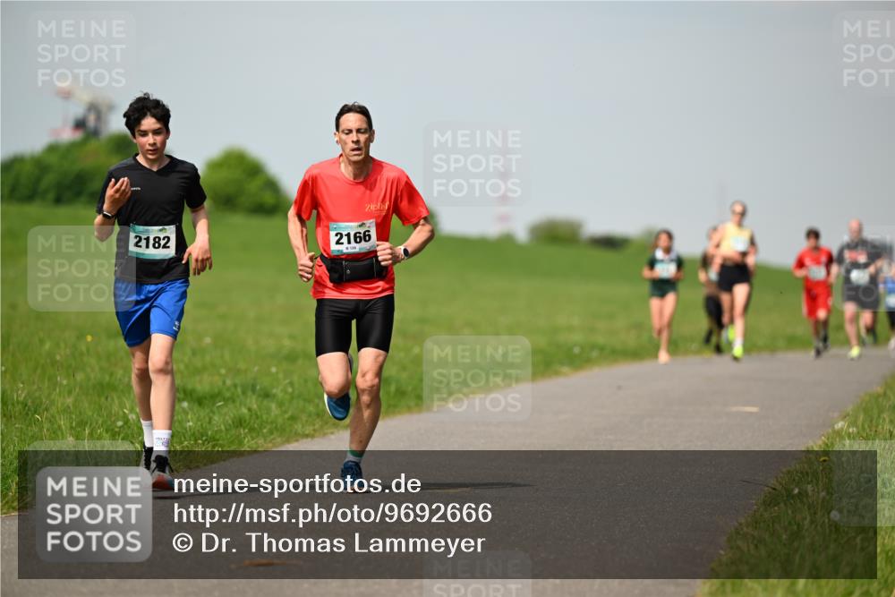 10.05.2026 - 8. Wedeler Halbmarathon Dr. Thomas Lammeyer http://msf.ph/oto/9692666 10.05.2026 11:16:11 Laufen 2182, 2166 meine-sportfotos.de