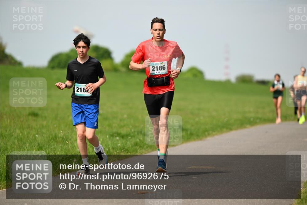 10.05.2026 - 8. Wedeler Halbmarathon Dr. Thomas Lammeyer http://msf.ph/oto/9692675 10.05.2026 11:16:11 Laufen 2182, 2166 meine-sportfotos.de