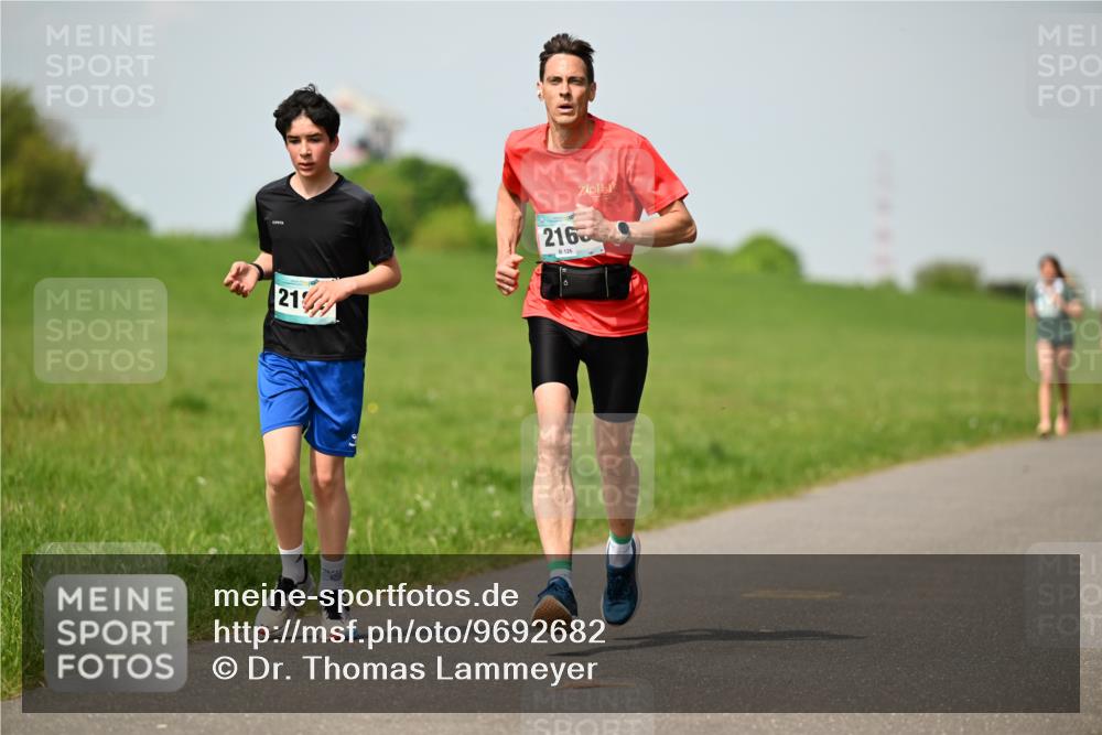 10.05.2026 - 8. Wedeler Halbmarathon Dr. Thomas Lammeyer http://msf.ph/oto/9692682 10.05.2026 11:16:12 Laufen 219, 216 meine-sportfotos.de