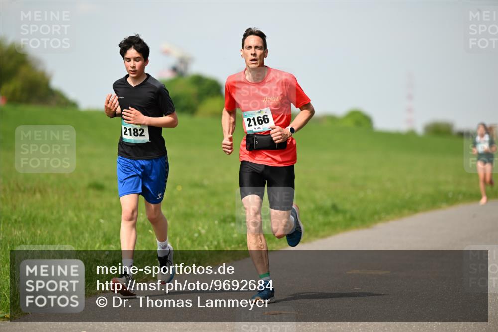 10.05.2026 - 8. Wedeler Halbmarathon Dr. Thomas Lammeyer http://msf.ph/oto/9692684 10.05.2026 11:16:12 Laufen 2182, 2166 meine-sportfotos.de