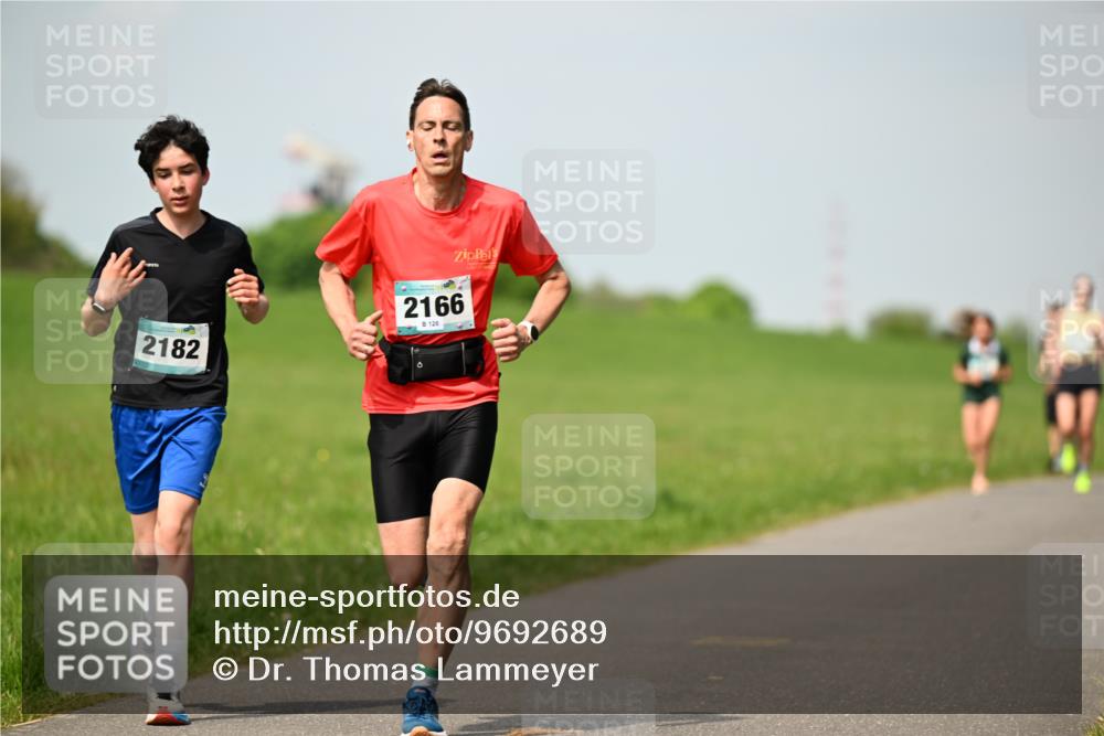 10.05.2026 - 8. Wedeler Halbmarathon Dr. Thomas Lammeyer http://msf.ph/oto/9692689 10.05.2026 11:16:12 Laufen 2182, 2166, 126 meine-sportfotos.de