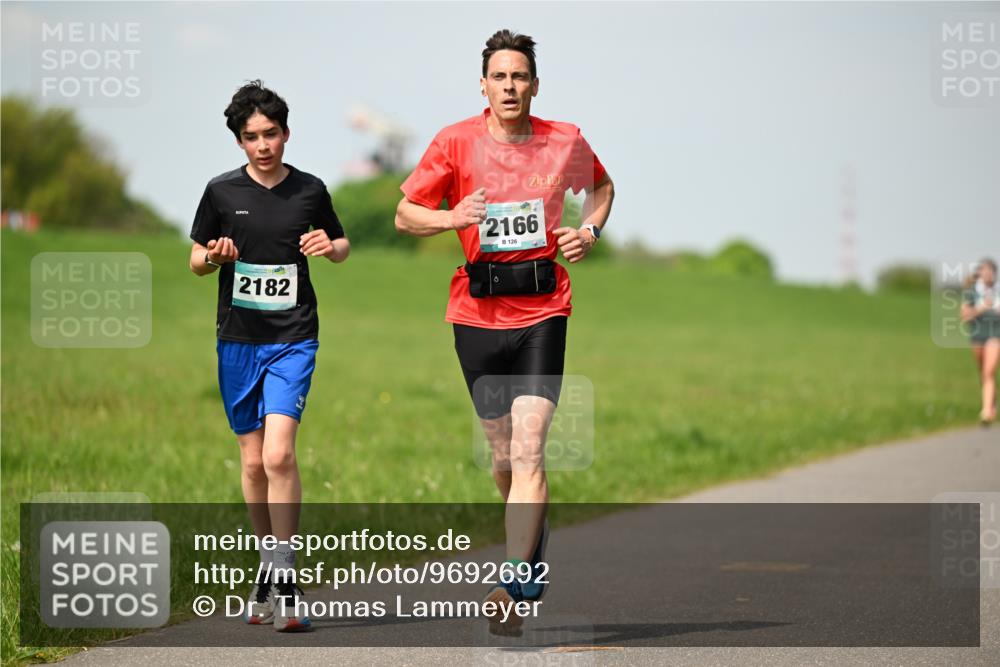 10.05.2026 - 8. Wedeler Halbmarathon Dr. Thomas Lammeyer http://msf.ph/oto/9692692 10.05.2026 11:16:12 Laufen 2182, 2166 meine-sportfotos.de