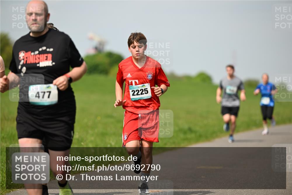 10.05.2026 - 8. Wedeler Halbmarathon Dr. Thomas Lammeyer http://msf.ph/oto/9692790 10.05.2026 11:16:26 Laufen 477, 2225 meine-sportfotos.de