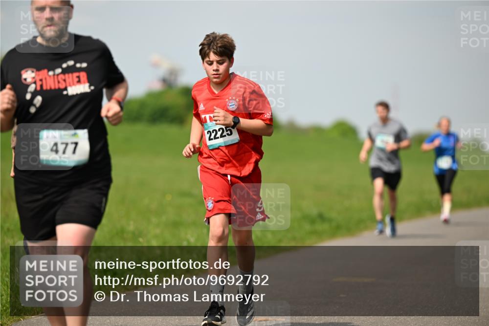 10.05.2026 - 8. Wedeler Halbmarathon Dr. Thomas Lammeyer http://msf.ph/oto/9692792 10.05.2026 11:16:26 Laufen 477, 2225 meine-sportfotos.de