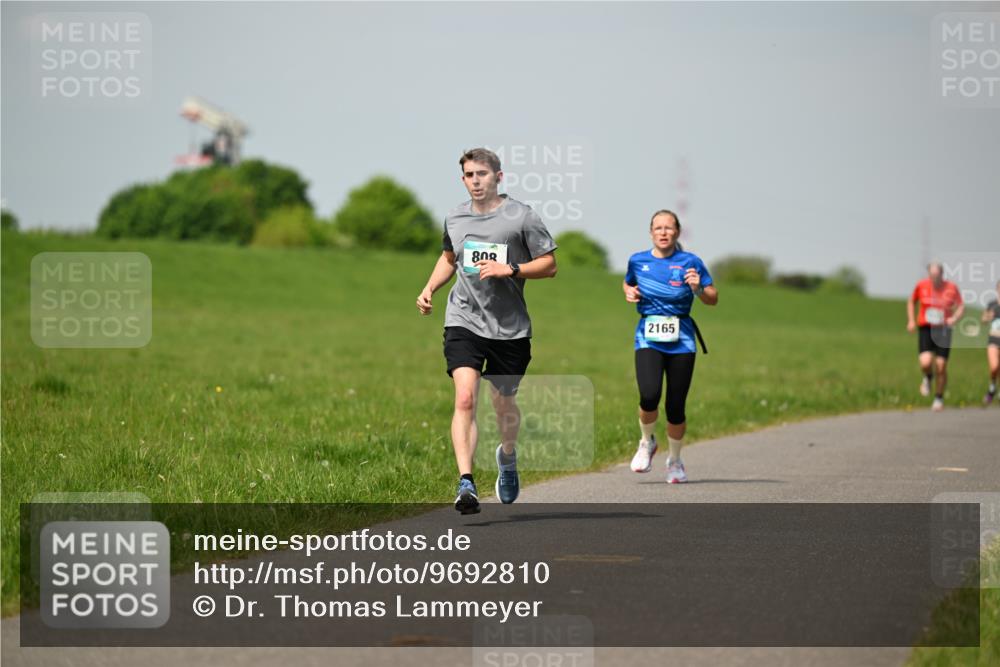 10.05.2026 - 8. Wedeler Halbmarathon Dr. Thomas Lammeyer http://msf.ph/oto/9692810 10.05.2026 11:16:28 Laufen 2165 meine-sportfotos.de