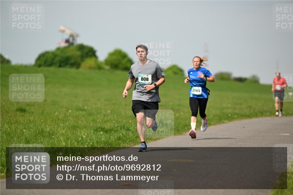 10.05.2026 - 8. Wedeler Halbmarathon Dr. Thomas Lammeyer http://msf.ph/oto/9692812 10.05.2026 11:16:28 Laufen 808, 2165 meine-sportfotos.de