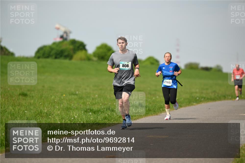 10.05.2026 - 8. Wedeler Halbmarathon Dr. Thomas Lammeyer http://msf.ph/oto/9692814 10.05.2026 11:16:28 Laufen 808, 2165 meine-sportfotos.de