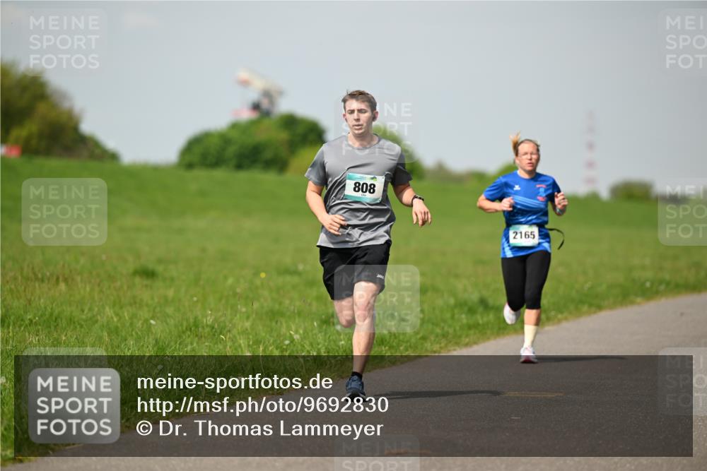 10.05.2026 - 8. Wedeler Halbmarathon Dr. Thomas Lammeyer http://msf.ph/oto/9692830 10.05.2026 11:16:29 Laufen 808, 2165 meine-sportfotos.de