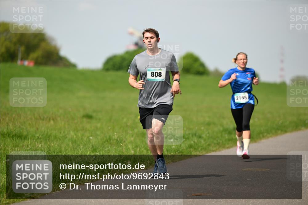 10.05.2026 - 8. Wedeler Halbmarathon Dr. Thomas Lammeyer http://msf.ph/oto/9692843 10.05.2026 11:16:30 Laufen 808, 2165 meine-sportfotos.de