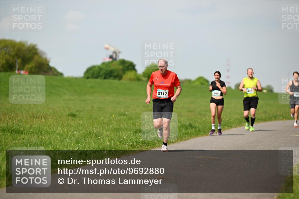 10.05.2026 - 8. Wedeler Halbmarathon Dr. Thomas Lammeyer http://msf.ph/oto/9692880 10.05.2026 11:16:40 Laufen 1027, 989, 2117 meine-sportfotos.de