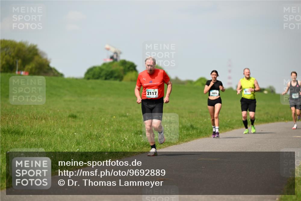 10.05.2026 - 8. Wedeler Halbmarathon Dr. Thomas Lammeyer http://msf.ph/oto/9692889 10.05.2026 11:16:40 Laufen 2117, 989, 1647 meine-sportfotos.de
