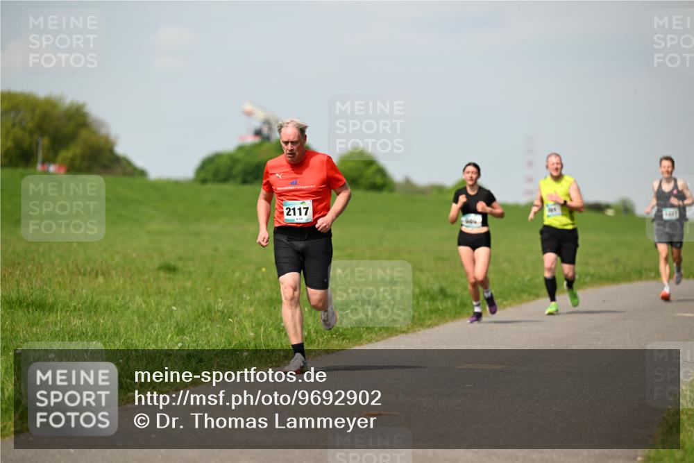 10.05.2026 - 8. Wedeler Halbmarathon Dr. Thomas Lammeyer http://msf.ph/oto/9692902 10.05.2026 11:16:41 Laufen 2117 meine-sportfotos.de