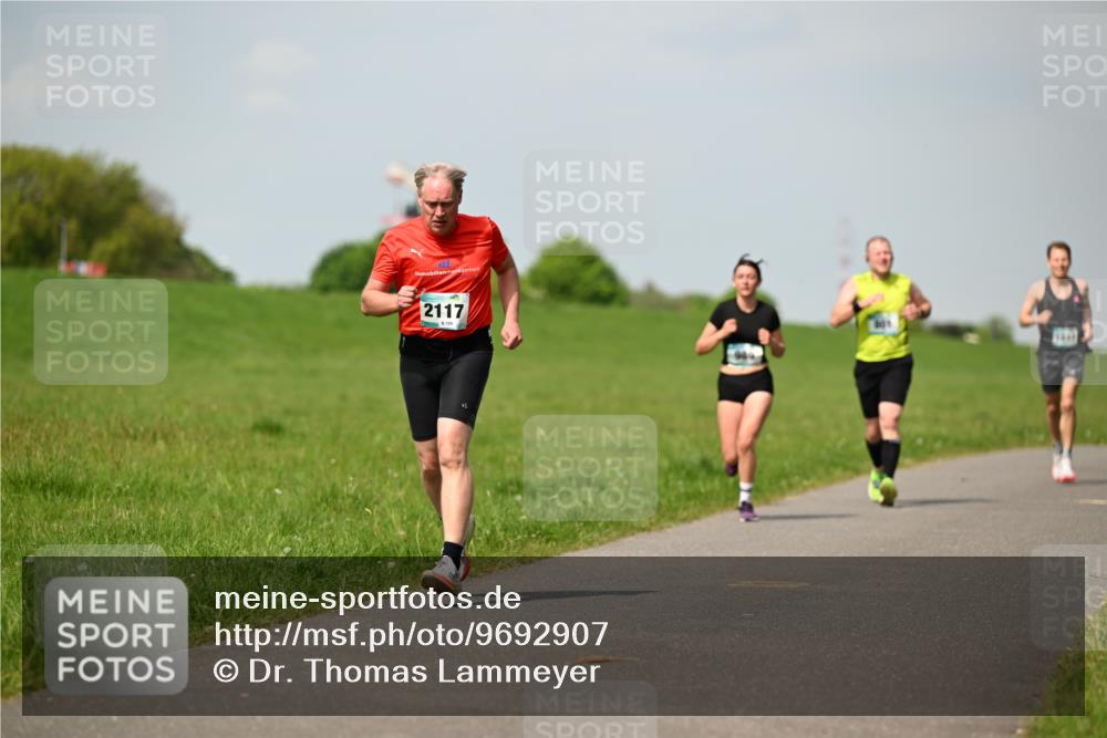 10.05.2026 - 8. Wedeler Halbmarathon Dr. Thomas Lammeyer http://msf.ph/oto/9692907 10.05.2026 11:16:41 Laufen 2117 meine-sportfotos.de
