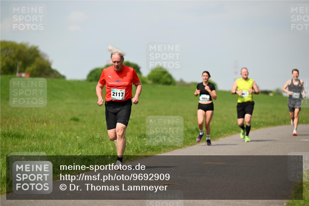 10.05.2026 - 8. Wedeler Halbmarathon Dr. Thomas Lammeyer http://msf.ph/oto/9692909 10.05.2026 11:16:41 Laufen 2117 meine-sportfotos.de