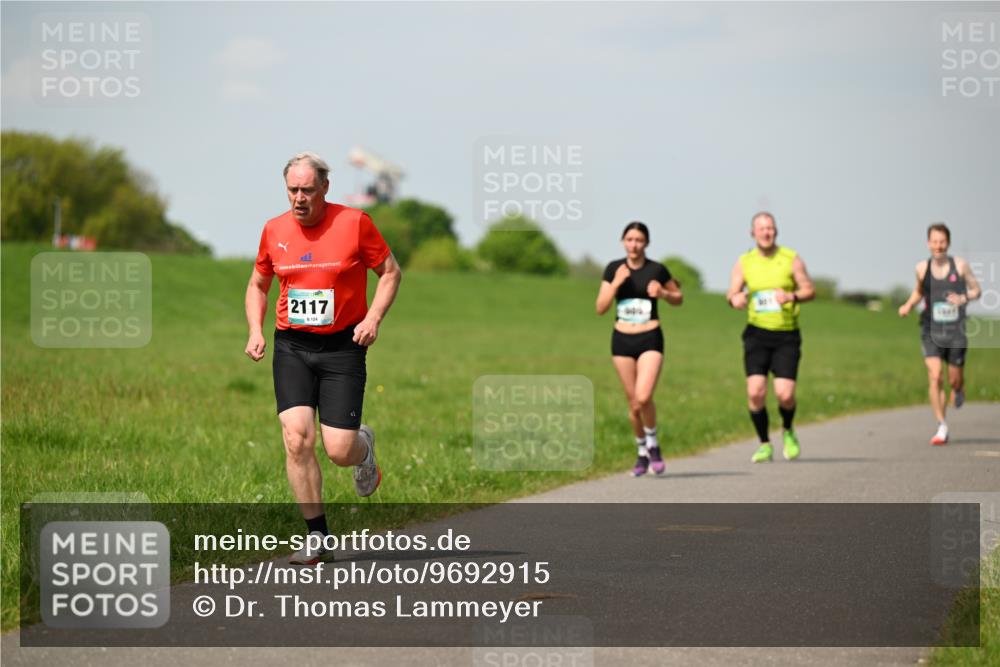 10.05.2026 - 8. Wedeler Halbmarathon Dr. Thomas Lammeyer http://msf.ph/oto/9692915 10.05.2026 11:16:42 Laufen 2117 meine-sportfotos.de