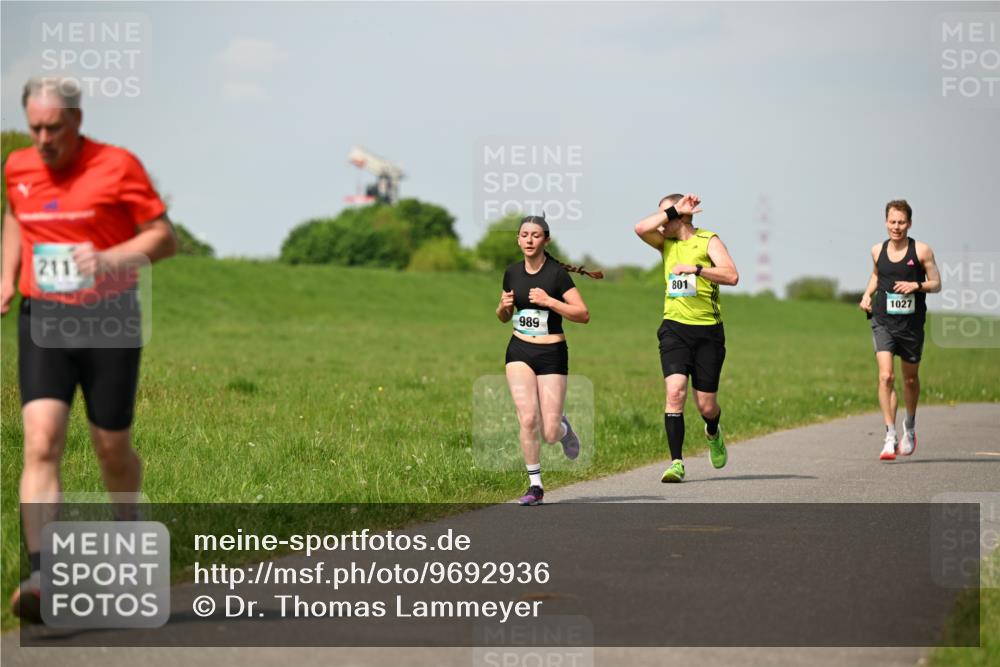 10.05.2026 - 8. Wedeler Halbmarathon Dr. Thomas Lammeyer http://msf.ph/oto/9692936 10.05.2026 11:16:43 Laufen 2112, 989, 801, 1027 meine-sportfotos.de
