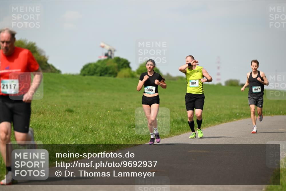 10.05.2026 - 8. Wedeler Halbmarathon Dr. Thomas Lammeyer http://msf.ph/oto/9692937 10.05.2026 11:16:43 Laufen 2117, 989, 801, 1027 meine-sportfotos.de