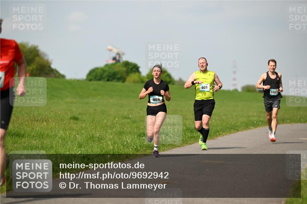10.05.2026 - 8. Wedeler Halbmarathon Dr. Thomas Lammeyer http://msf.ph/oto/9692942 10.05.2026 11:16:44 Laufen 801, 1027, 989 meine-sportfotos.de
