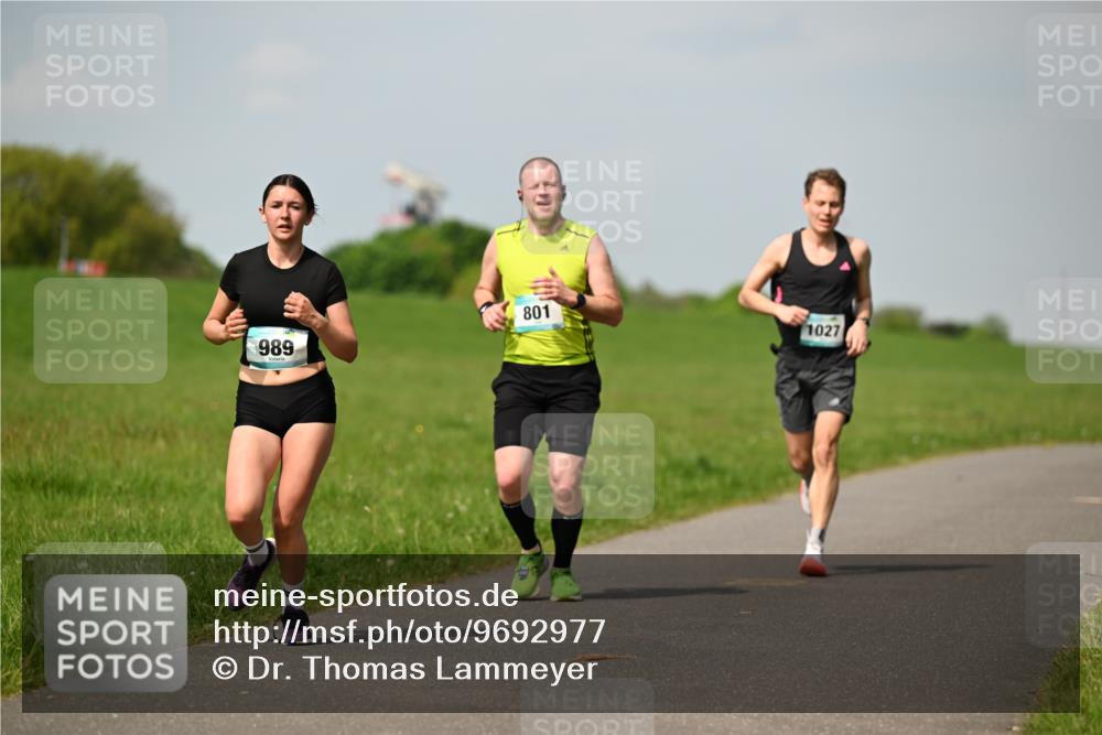 10.05.2026 - 8. Wedeler Halbmarathon Dr. Thomas Lammeyer http://msf.ph/oto/9692977 10.05.2026 11:16:46 Laufen 801, 1027, 989 meine-sportfotos.de