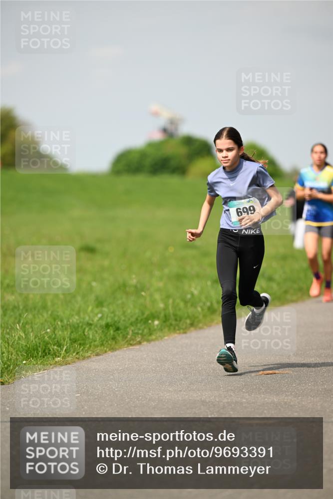 10.05.2026 - 8. Wedeler Halbmarathon Dr. Thomas Lammeyer http://msf.ph/oto/9693391 10.05.2026 11:17:45 Laufen 699 meine-sportfotos.de