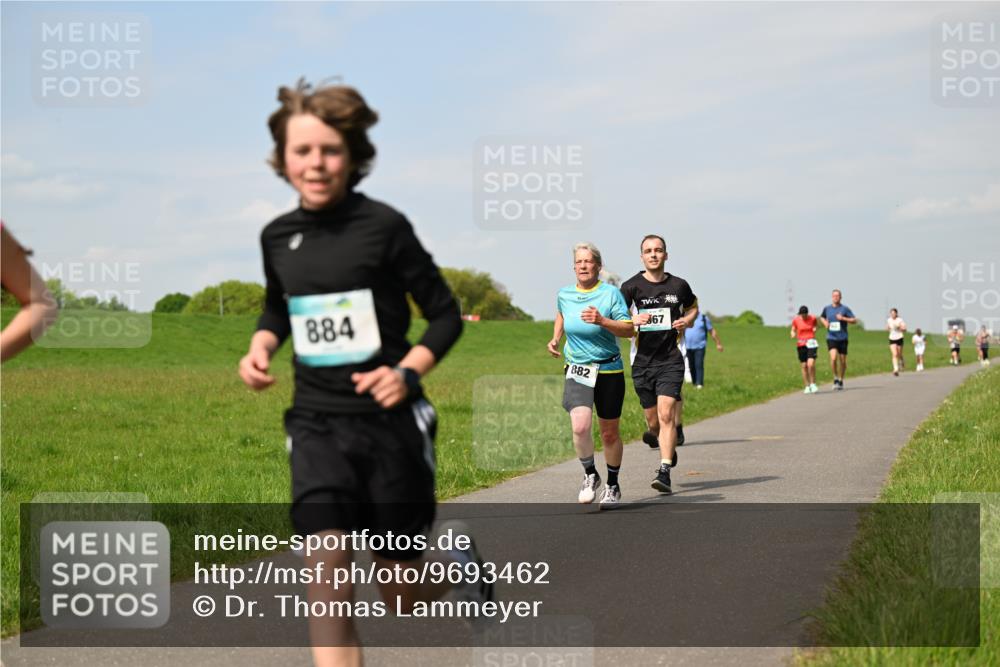 10.05.2026 - 8. Wedeler Halbmarathon Dr. Thomas Lammeyer http://msf.ph/oto/9693462 10.05.2026 11:17:53 Laufen 884, 882 meine-sportfotos.de