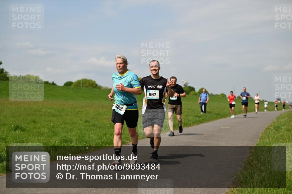 10.05.2026 - 8. Wedeler Halbmarathon Dr. Thomas Lammeyer http://msf.ph/oto/9693484 10.05.2026 11:17:55 Laufen 882, 967 meine-sportfotos.de
