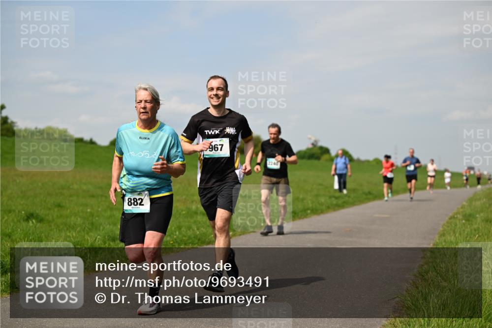 10.05.2026 - 8. Wedeler Halbmarathon Dr. Thomas Lammeyer http://msf.ph/oto/9693491 10.05.2026 11:17:55 Laufen 967, 2240, 882 meine-sportfotos.de
