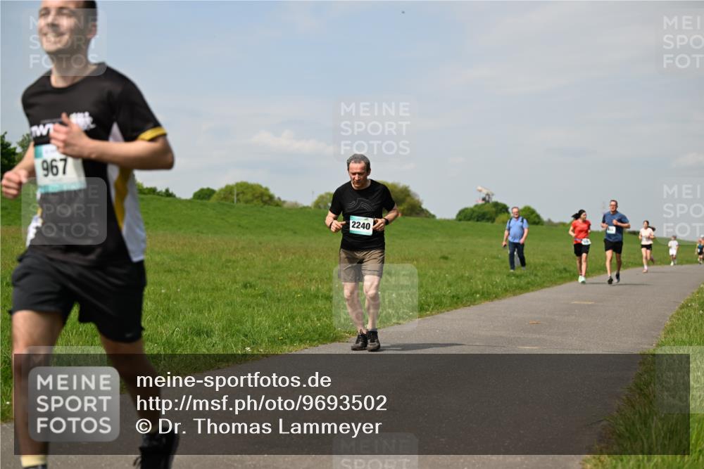 10.05.2026 - 8. Wedeler Halbmarathon Dr. Thomas Lammeyer http://msf.ph/oto/9693502 10.05.2026 11:17:56 Laufen 967, 2240 meine-sportfotos.de