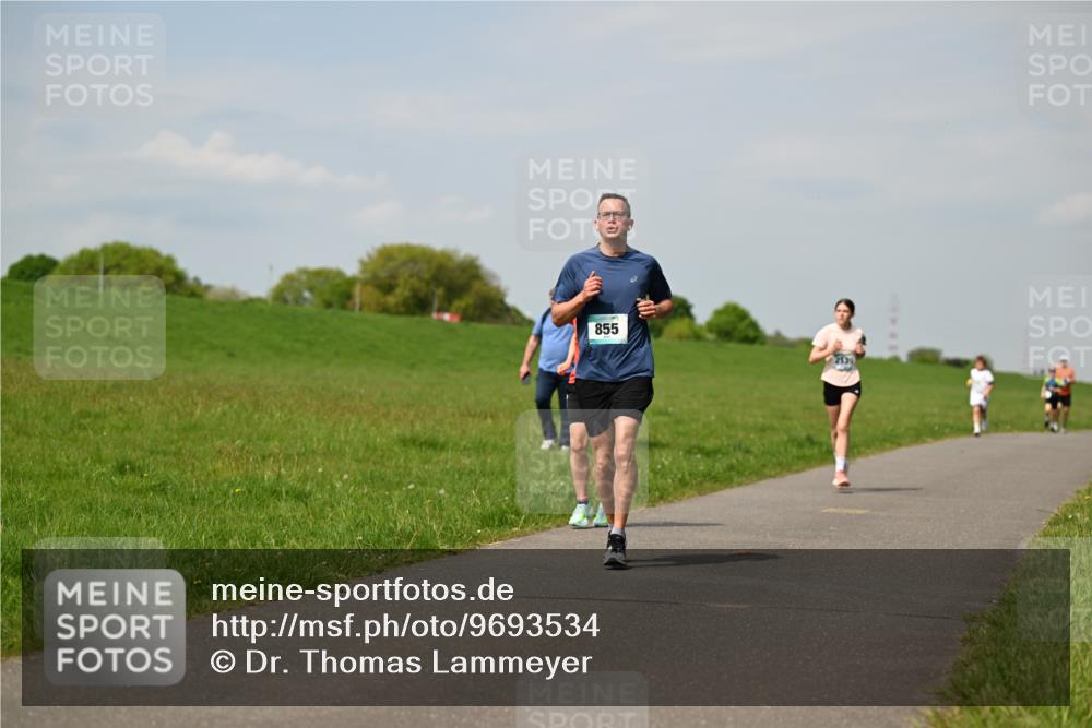 10.05.2026 - 8. Wedeler Halbmarathon Dr. Thomas Lammeyer http://msf.ph/oto/9693534 10.05.2026 11:18:02 Laufen 855 meine-sportfotos.de