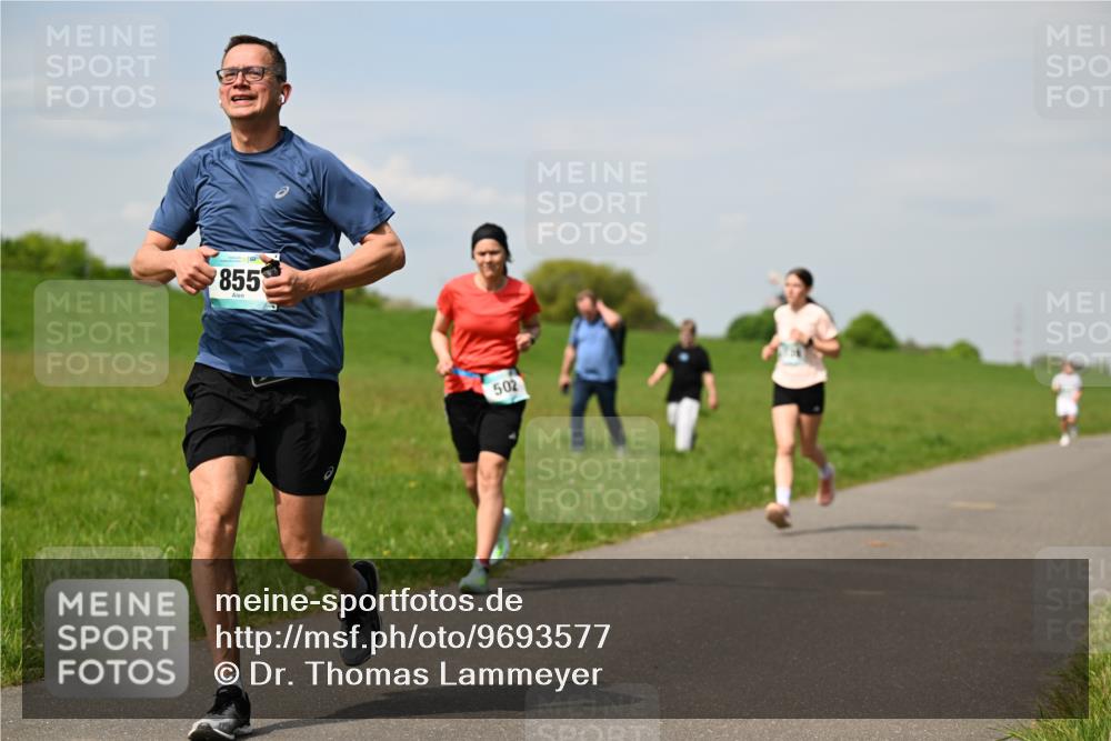10.05.2026 - 8. Wedeler Halbmarathon Dr. Thomas Lammeyer http://msf.ph/oto/9693577 10.05.2026 11:18:05 Laufen 855, 502 meine-sportfotos.de