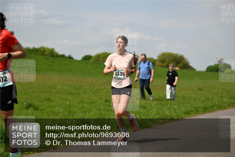 10.05.2026 - 8. Wedeler Halbmarathon Dr. Thomas Lammeyer http://msf.ph/oto/9693606 10.05.2026 11:18:07 Laufen 2139, 8167 meine-sportfotos.de