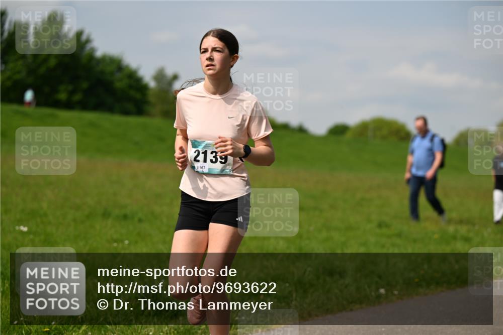 10.05.2026 - 8. Wedeler Halbmarathon Dr. Thomas Lammeyer http://msf.ph/oto/9693622 10.05.2026 11:18:08 Laufen 2139, 8167 meine-sportfotos.de