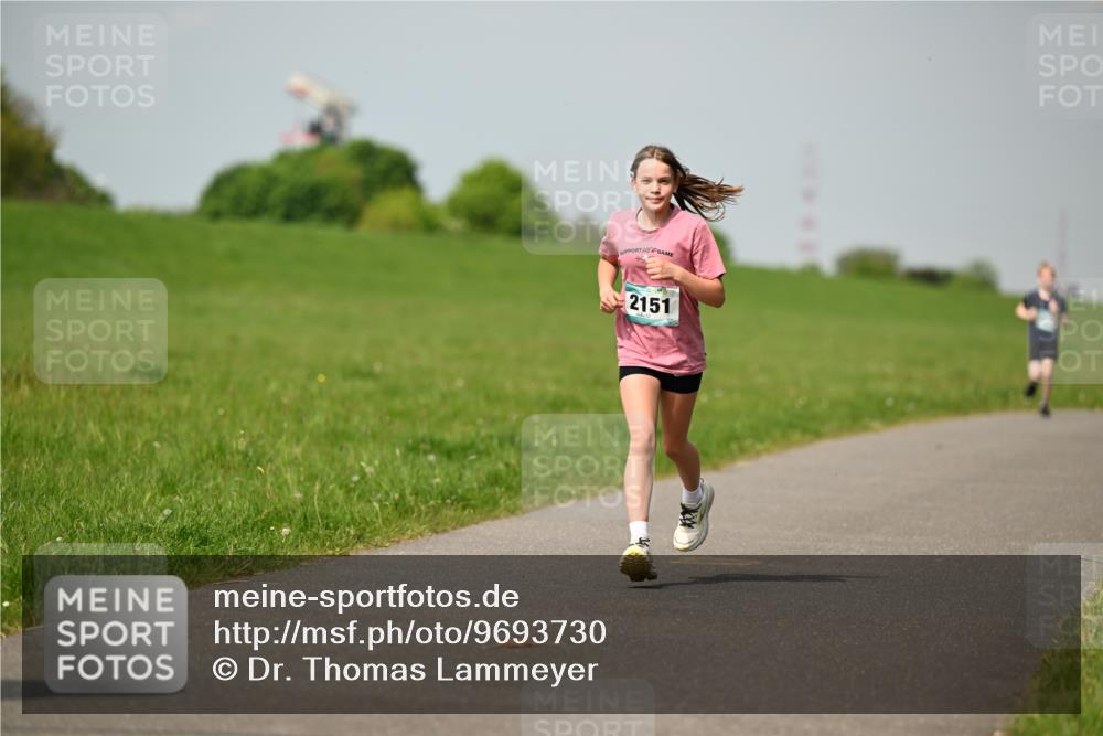 10.05.2026 - 8. Wedeler Halbmarathon Dr. Thomas Lammeyer http://msf.ph/oto/9693730 10.05.2026 11:18:22 Laufen 2151 meine-sportfotos.de