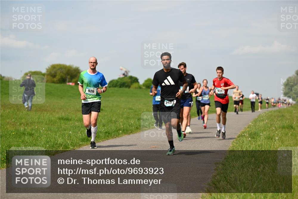 10.05.2026 - 8. Wedeler Halbmarathon Dr. Thomas Lammeyer http://msf.ph/oto/9693923 10.05.2026 11:18:43 Laufen 926, 214, 215, 2232, 931 meine-sportfotos.de