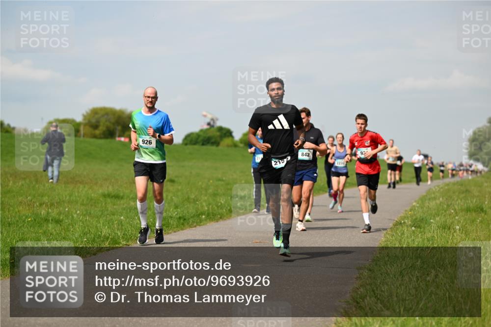 10.05.2026 - 8. Wedeler Halbmarathon Dr. Thomas Lammeyer http://msf.ph/oto/9693926 10.05.2026 11:18:43 Laufen 926, 213, 842, 1232 meine-sportfotos.de