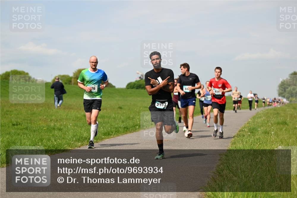 10.05.2026 - 8. Wedeler Halbmarathon Dr. Thomas Lammeyer http://msf.ph/oto/9693934 10.05.2026 11:18:44 Laufen 215, 842, 1230, 931 meine-sportfotos.de