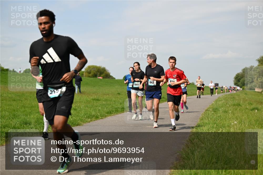 10.05.2026 - 8. Wedeler Halbmarathon Dr. Thomas Lammeyer http://msf.ph/oto/9693954 10.05.2026 11:18:46 Laufen 295, 214, 841, 842, 021, 232 meine-sportfotos.de