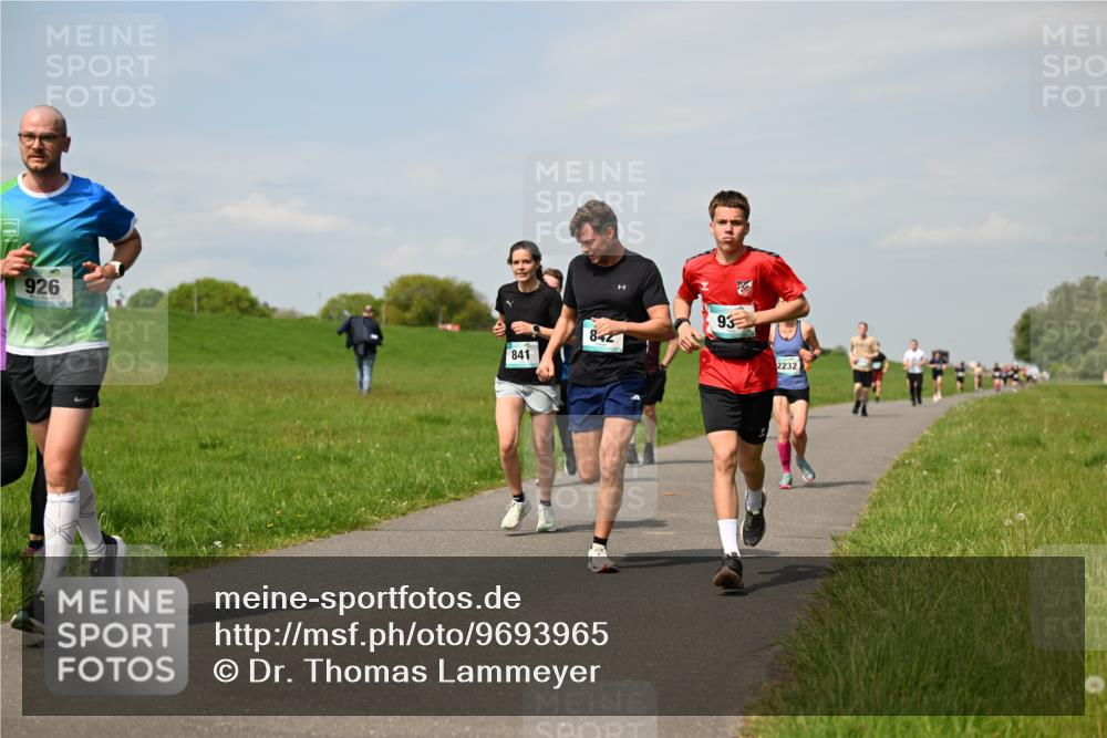 10.05.2026 - 8. Wedeler Halbmarathon Dr. Thomas Lammeyer http://msf.ph/oto/9693965 10.05.2026 11:18:46 Laufen 926, 841, 842, 2232 meine-sportfotos.de