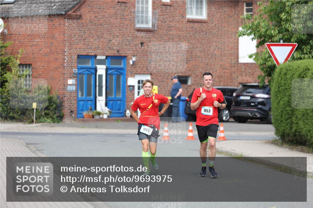 10.05.2026 - 8. Wedeler Halbmarathon Andreas Tolksdorf http://msf.ph/oto/9693975 10.05.2026 10:21:12 Laufen 953, 951 meine-sportfotos.de