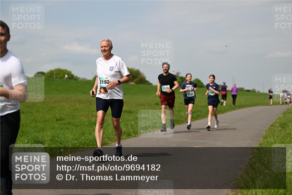10.05.2026 - 8. Wedeler Halbmarathon Dr. Thomas Lammeyer http://msf.ph/oto/9694182 10.05.2026 11:19:02 Laufen 2192, 2229, 2155, 2147 meine-sportfotos.de