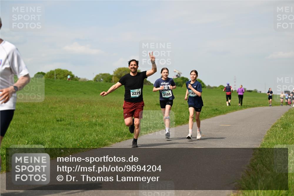 10.05.2026 - 8. Wedeler Halbmarathon Dr. Thomas Lammeyer http://msf.ph/oto/9694204 10.05.2026 11:19:04 Laufen 2229, 2155, 2147 meine-sportfotos.de