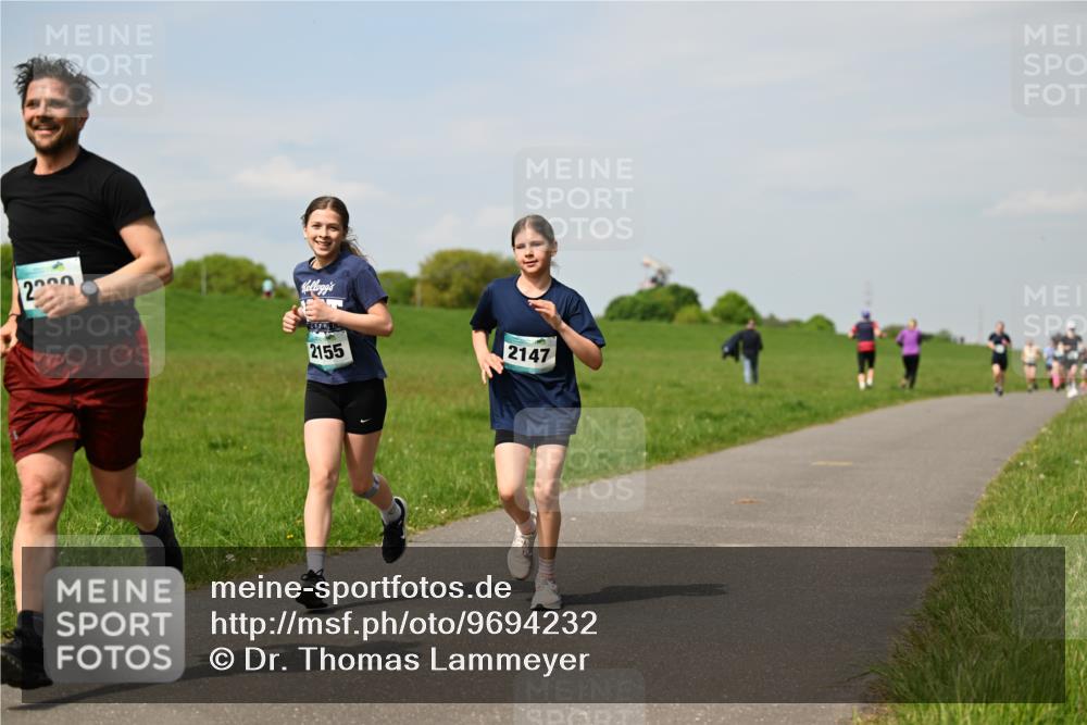 10.05.2026 - 8. Wedeler Halbmarathon Dr. Thomas Lammeyer http://msf.ph/oto/9694232 10.05.2026 11:19:05 Laufen 220, 2155, 2147 meine-sportfotos.de