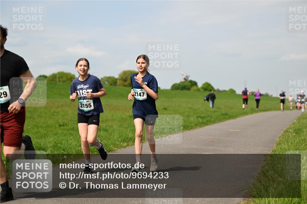 10.05.2026 - 8. Wedeler Halbmarathon Dr. Thomas Lammeyer http://msf.ph/oto/9694233 10.05.2026 11:19:06 Laufen 2155, 2147 meine-sportfotos.de