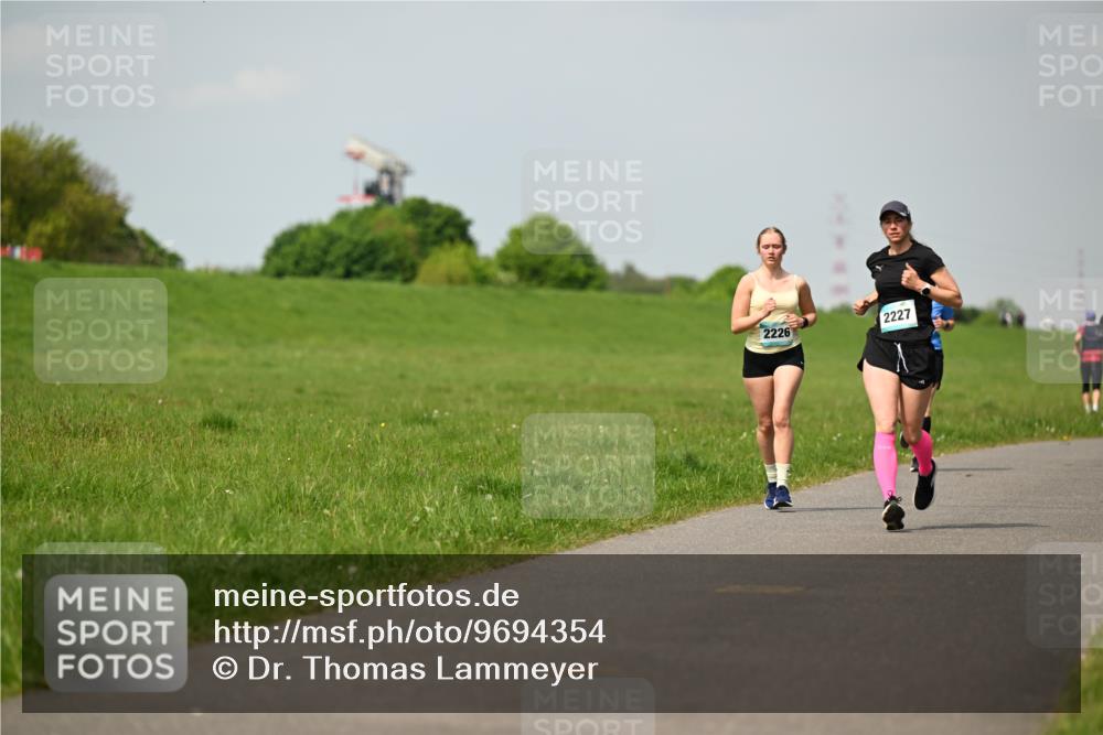 10.05.2026 - 8. Wedeler Halbmarathon Dr. Thomas Lammeyer http://msf.ph/oto/9694354 10.05.2026 11:19:22 Laufen 2226, 2227 meine-sportfotos.de