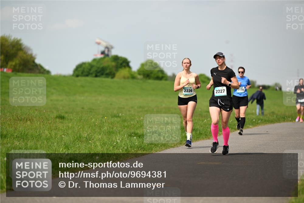 10.05.2026 - 8. Wedeler Halbmarathon Dr. Thomas Lammeyer http://msf.ph/oto/9694381 10.05.2026 11:19:24 Laufen 2226, 2227, 2178 meine-sportfotos.de